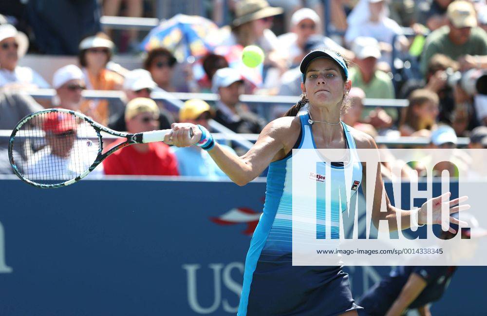 US Open 2013, USTA Billie Jean King National Tennis Center, Flushing Meadows, New York, ITF Grand Slam Tennis Tournament . Julia Görges (GER),Aktion,Einzelbild,Halbkoerper,Querformat