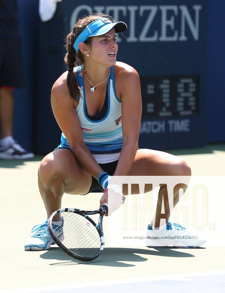 US Open 2013, USTA Billie Jean King National Tennis Center, Flushing Meadows, New York, ITF Grand Slam Tennis Tournament . Julia Görges (GER) geht in die Knie nach einem missglückten Schlag,Einzelbild,Ganzkoerper,Hochformat