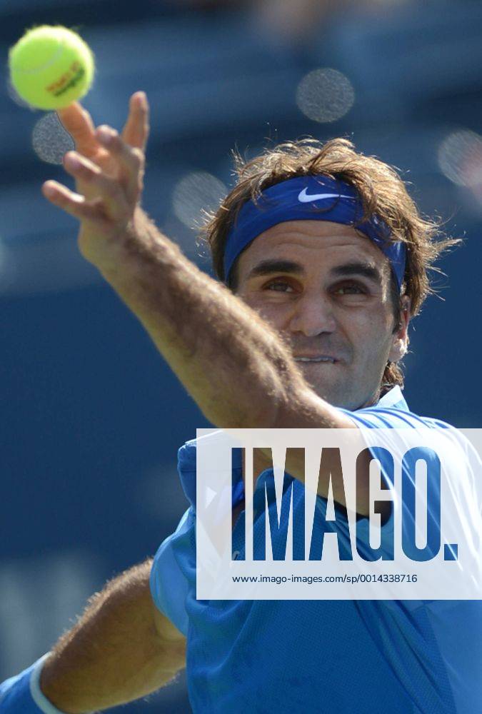 Roger Federer of Switzerland serves during the men s singles first round match at the U.S. Open tennis championships in New York, Aug. 27, 2013. (Xinhua Wang Lei) (SP)U.S.-NEW YORK-TENNIS-U.S. OPEN-FEDERER