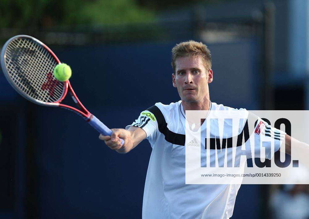 US Open 2013, USTA Billie Jean King National Tennis Center, Flushing Meadows, New York, ITF Grand Slam Tennis Tournament . Florian Mayer (GER), Aktion,Einzelbild, Halbkoerper,Querformat