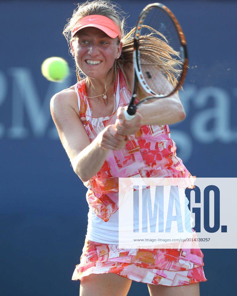 US Open 2013, USTA Billie Jean King National Tennis Center, Flushing Meadows, New York, ITF Grand Slam Tennis Tournament . Mona Barthel (GER), Aktion,Einzelbild,Halbkoerper,Hochformat