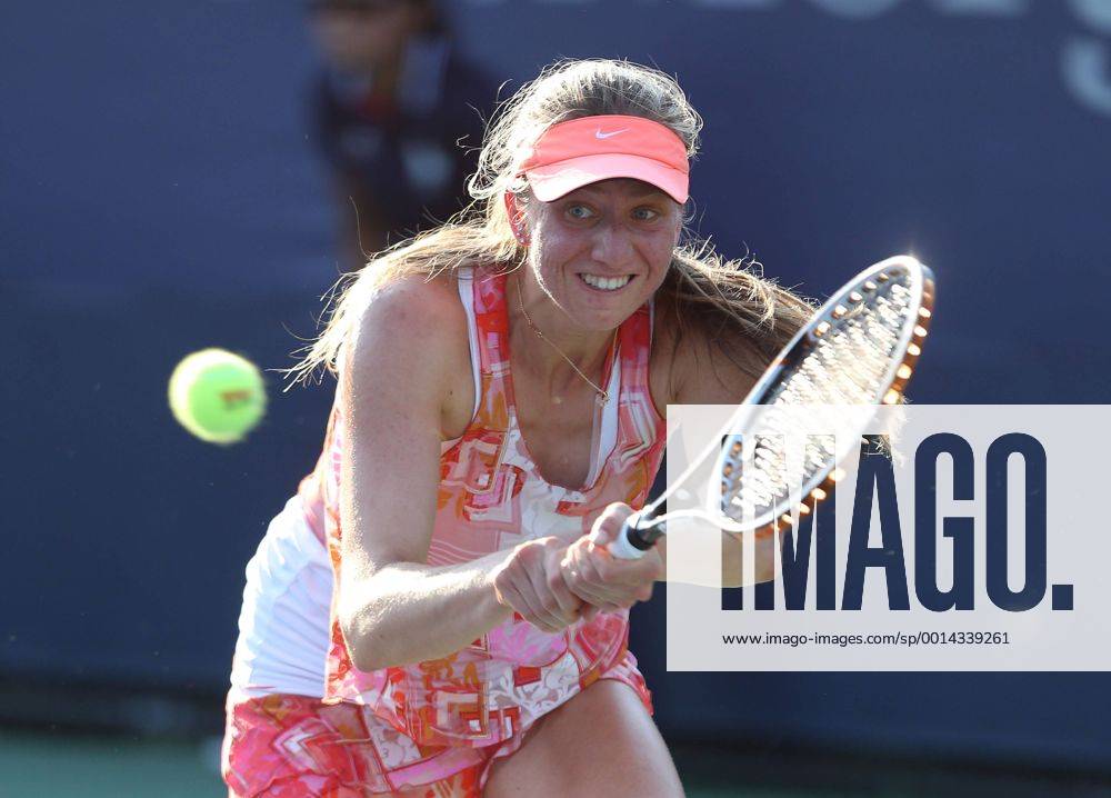 US Open 2013, USTA Billie Jean King National Tennis Center, Flushing Meadows, New York, ITF Grand Slam Tennis Tournament . Mona Barthel (GER), Aktion,Einzelbild,Halbkoerper,Querformat