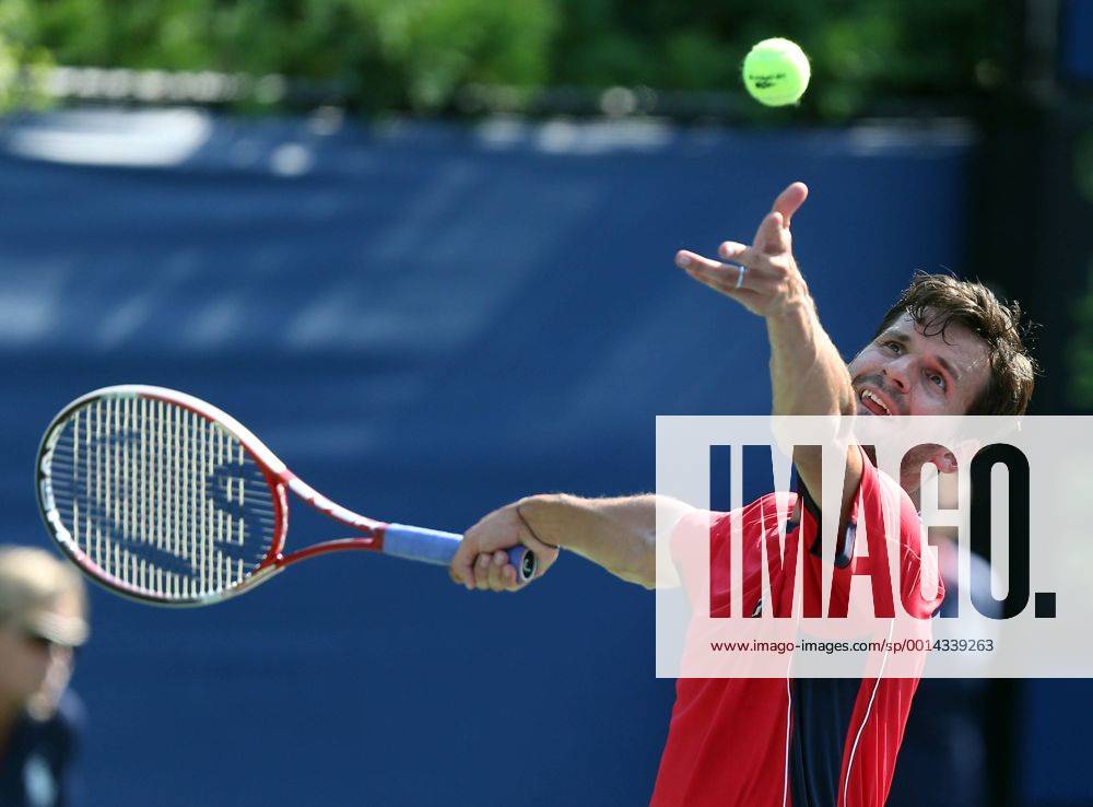 US Open 2013, USTA Billie Jean King National Tennis Center, Flushing Meadows, New York, ITF Grand Slam Tennis Tournament . Philipp Petzschner (GER), Aktion,Aufschlag,Ballwurf,Einzelbild, Halbkoerper,Querformat