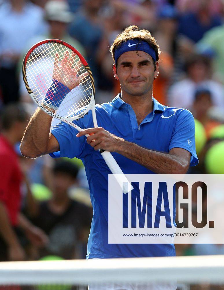 US Open 2013, USTA Billie Jean King National Tennis Center, Flushing Meadows, New York, ITF Grand Slam Tennis Tournament . Roger Federer (SUI) bedankt sich beim Publikum nach seinem Sieg,Einzelbild, Halbkoerper,Hochformat