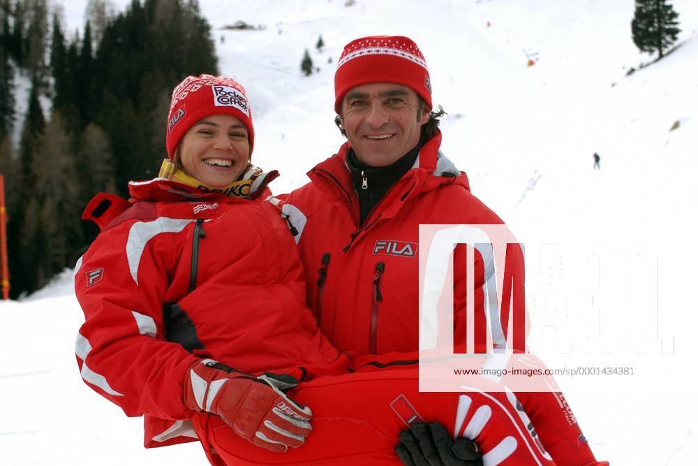 Alberto Tomba trägt Karen Putzer (beide Italien) auf Händen Alpiner Skilauf Ski Alpin 2003 2004, Skisport, Shooting, Fotoshooting, Fototermin Gruppe Alpe Lusia