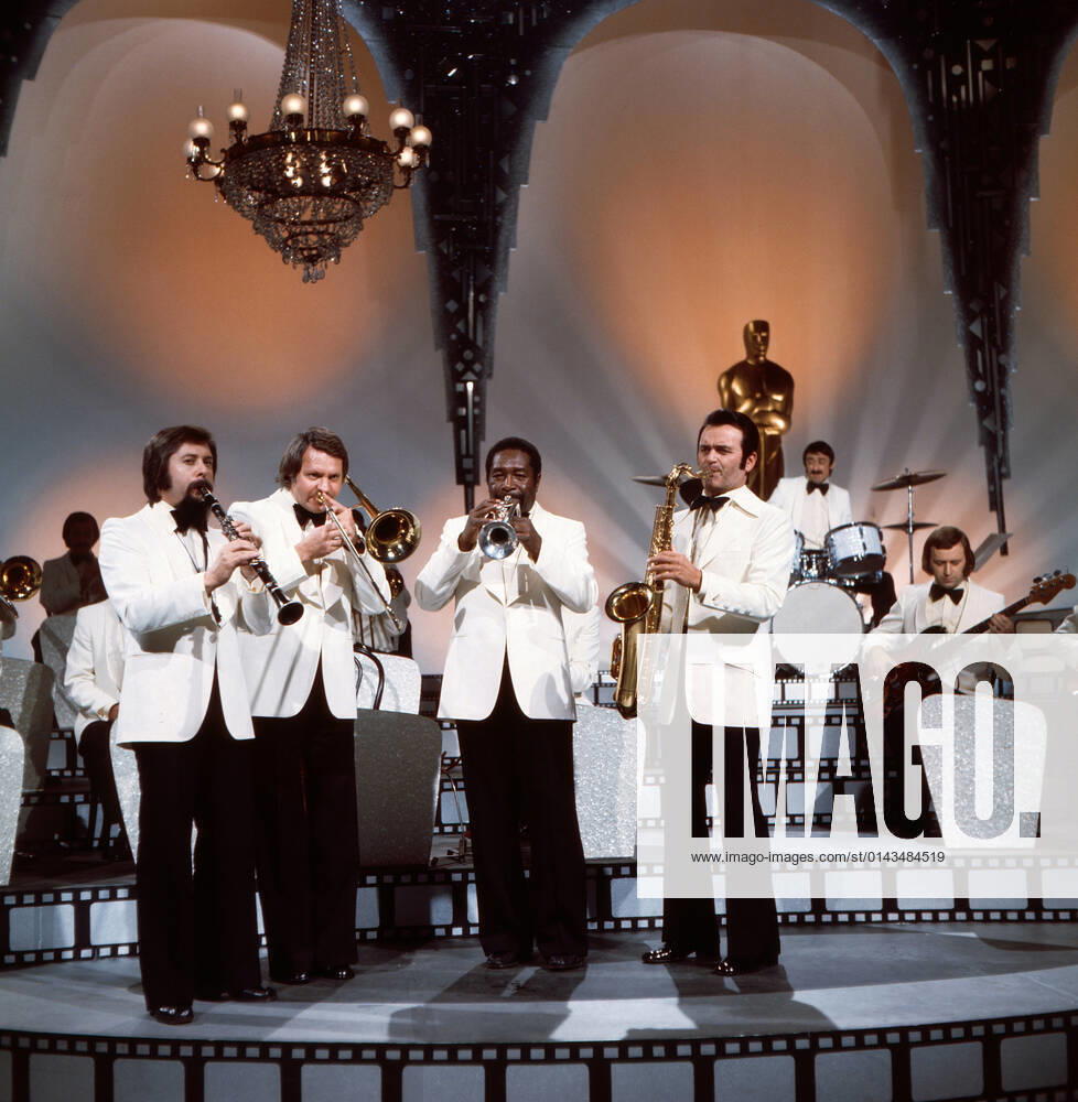 Max Greger Max Greger, deutscher Saxophonist, Big-Band-Leader und Jazz-Musiker, mit seinem Orchester in seiner Show Musik! Musik! Musik! , Deutschland 1976. German saxophinist, Big Band Leader and jazz musician Max Greger and his orchestra in his TV show Musik! Musik! Musik! , Germany 1976., Deutschland