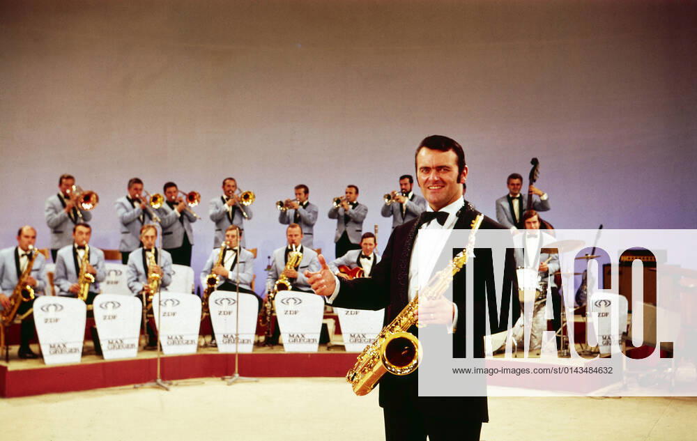 Max Greger Max Greger, deutscher Saxophonist, Big-Band-Leader und Jazz-Musiker, mit seinem Orchester in der Show Ein ganzes Jahr Musik , Deutschland 1973. German saxophinist, Big Band Leader and jazz musician Max Greger with his orchestra in the TV show Ein ganzes Jahr Musik , Germany 1973., Deutschland