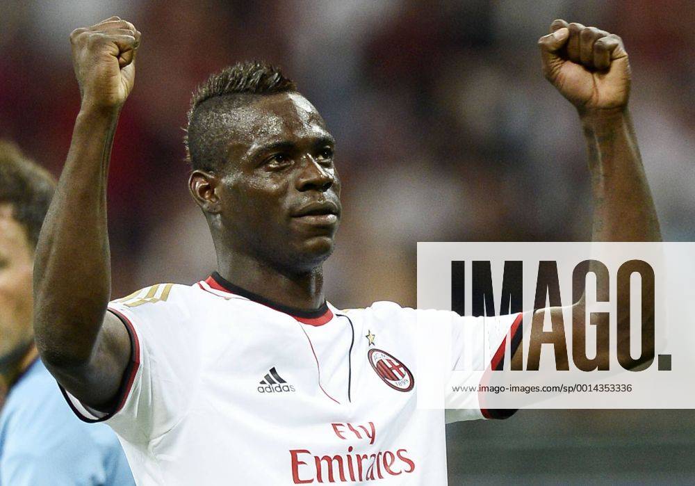 Db Milano 28 08 2013 - Champions League Milan-Psv Eindhoven foto Daniele Buffa Image Sport nella foto: esultanza gol Mario Balotelli