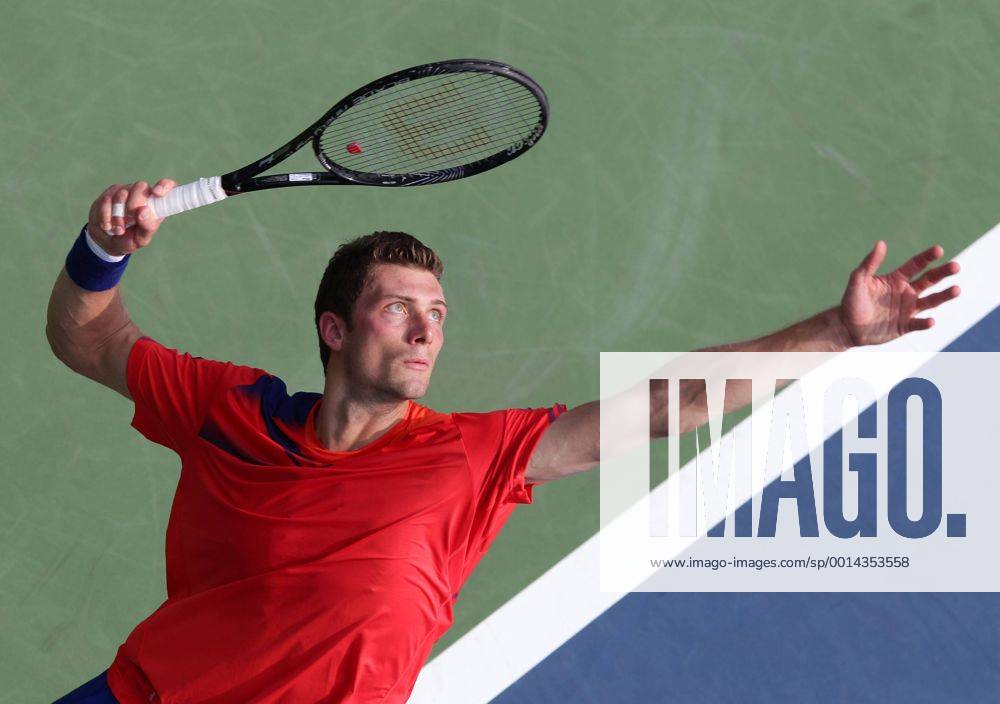 US Open 2013, USTA Billie Jean King National Tennis Center, Flushing Meadows, New York, ITF Grand Slam Tennis Tournament, Daniel Brands (GER),Aktion,Aufschlag,Ballwurf,Einzelbild,Halbkoerper, Querformat,von oben,