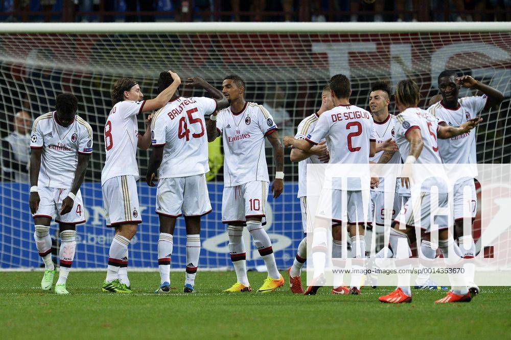 Esultanza dopo il gol di Mario Balotelli Milan 2-0 con tutta la squadra Goal celebration Milano 28-08-2013 Stadio Giuseppe Meazza Football Calcio Champions League Play-Offs AC Milan - Psv Eindhoven andreaxstaccioli