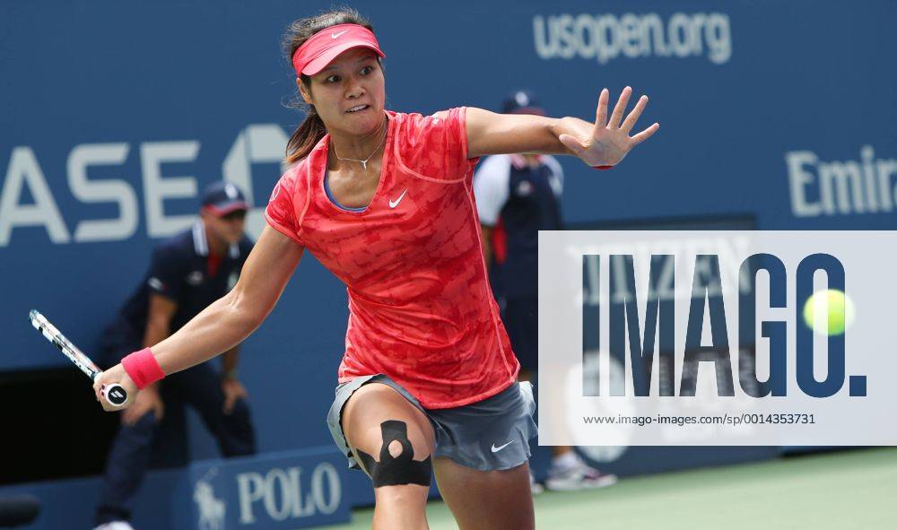 China s Li Na hits a return during the women s singles second round match at the U.S. Open tennis championships in New York, Aug. 28, 2013. (Xinhua FangZhe) (SP)U.S.-NEW YORK-TENNIS-U.S. OPEN-LI NA