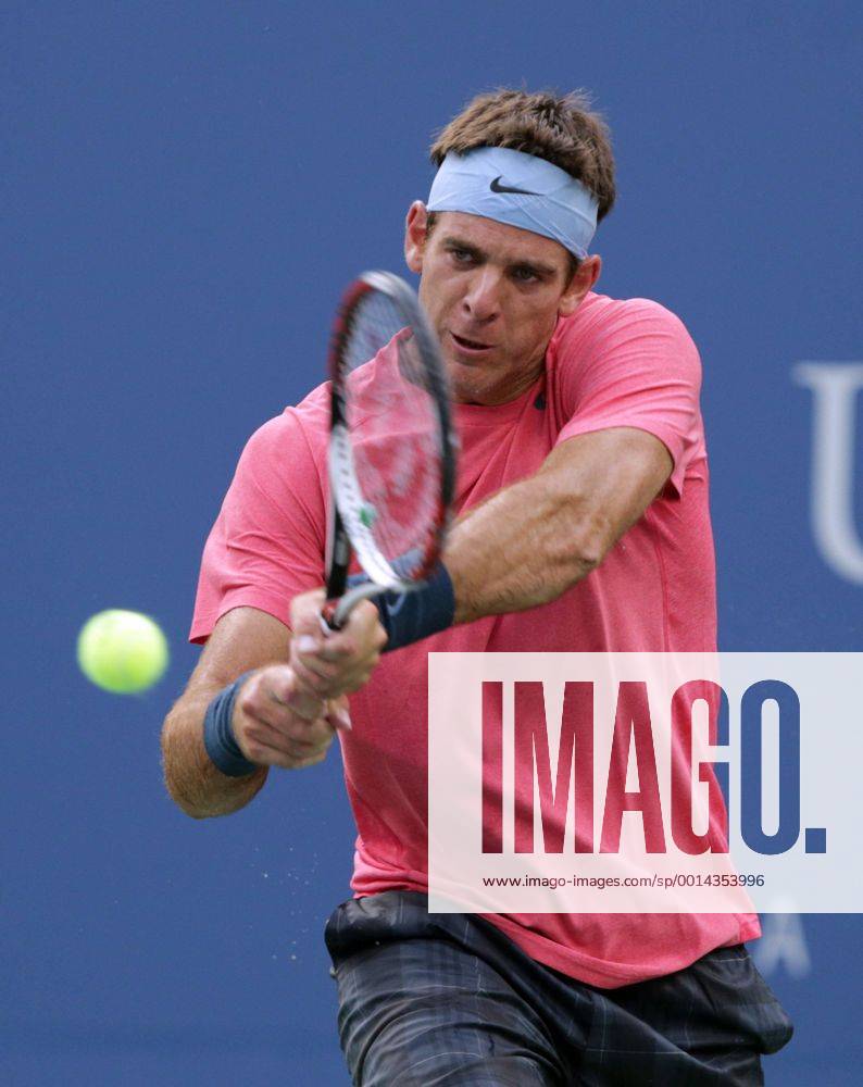 US Open 2013, USTA Billie Jean King National Tennis Center, Flushing Meadows, New York, ITF Grand Slam Tennis Tournament, Juan-Martin Del Potro (ARG),Aktion,Einzelbild, Halbkoerper,Hochformat,