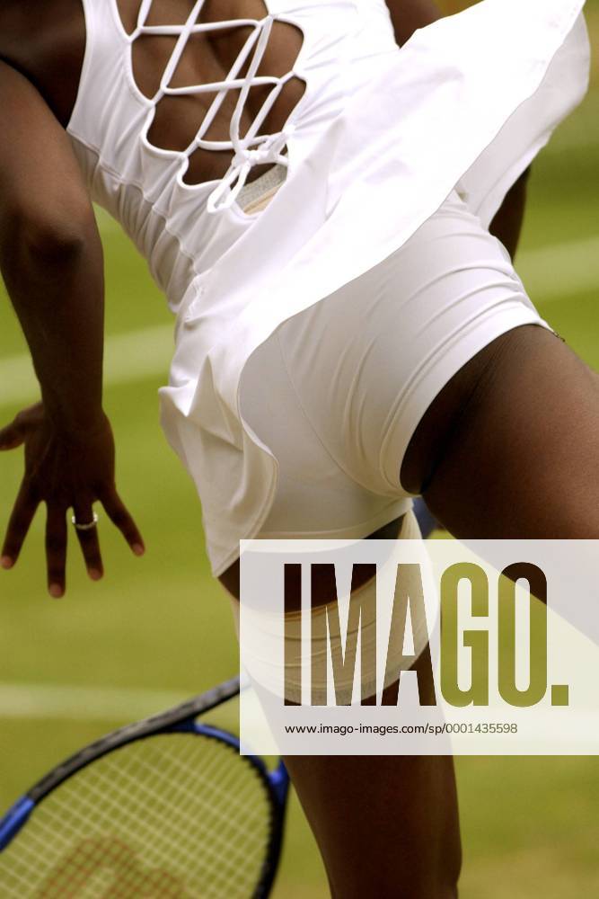 Venus Williams (USA) flattert das Kleidchen beim Aufschlag Tennis Damen All England Championships 2003, WTA Tour, Grand Slam Einzelbild Wimbledon London Dynamik,