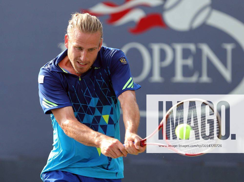 US Open 2013, USTA Billie Jean King National Tennis Center, Flushing Meadows, New York, ITF Grand Slam Tennis Tournament . Peter Gojowczyk (GER),Aktion,Einzelbild, Halbkoerper,Querformat