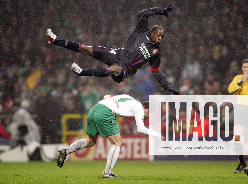 Sidney Govou (Lyon) setzt zum Höhenflug über Fabian Ernst (Bremen) an Fußball EC 1 Herren Champions League 2004 2005, SV Werder Bremen - Olympique Lyonnais 0:3, OL Gruppe , Saisonhighlight Bremen Dynamik, Kampf, Höhe,
