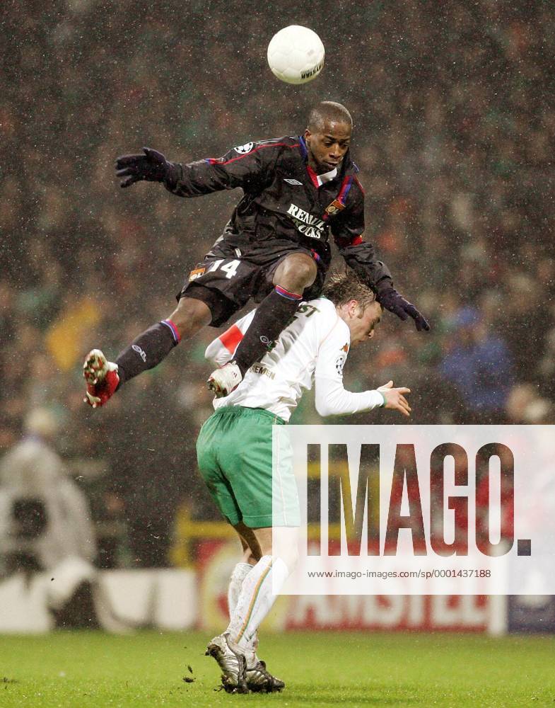 Sidney Govou (Lyon) wird von Fabian Ernst (Bremen) unterlaufen Fußball EC 1 Herren Champions League 2004 2005, SV Werder Bremen - Olympique Lyonnais 0:3, OL Gruppe Bremen Dynamik, Kampf, Höhe,