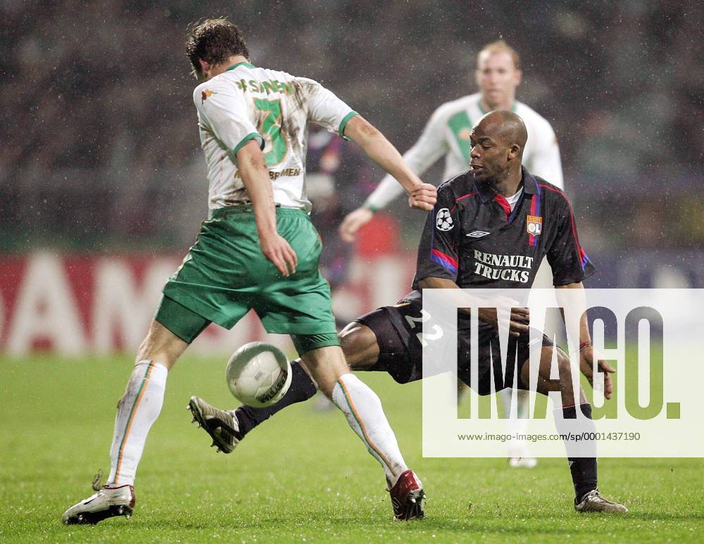 Sylvain Wiltord (Lyon, re.) gegen Petri Pasanen (Bremen) Fußball EC 1 Herren Champions League 2004 2005, SV Werder Bremen - Olympique Lyonnais 0:3, OL Bremen