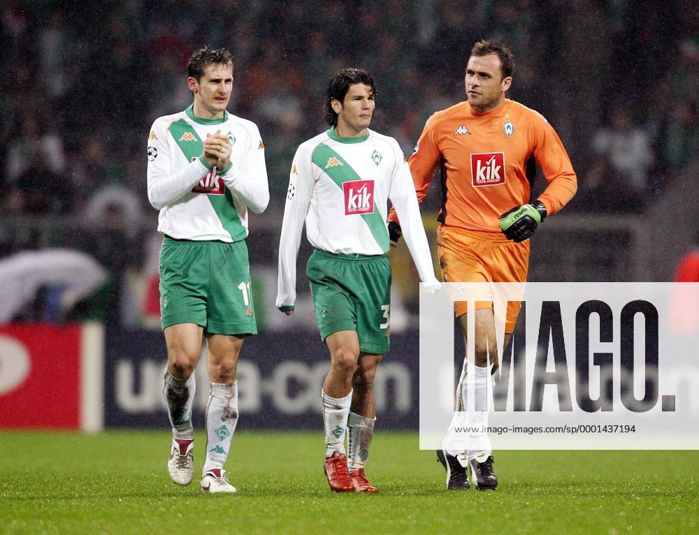 Nelson Haedo Valdez (Mitte), Miroslav Klose (li.) und Torwart Andreas Reinke (alle Bremen) - Abgang Fußball EC 1 Herren Champions League 2004 2005, SV Werder Bremen Gruppe Bremen Enttäuschung,