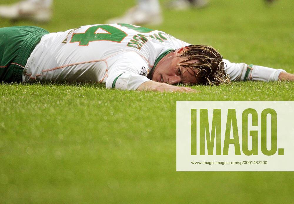 Tim Borowski (Bremen) liegt erschöpft am Boden Fußball EC 1 Herren Champions League 2004 2005, SV Werder Bremen Einzelbild Bremen Enttäuschung, Erschöpfung, Verzweiflung,