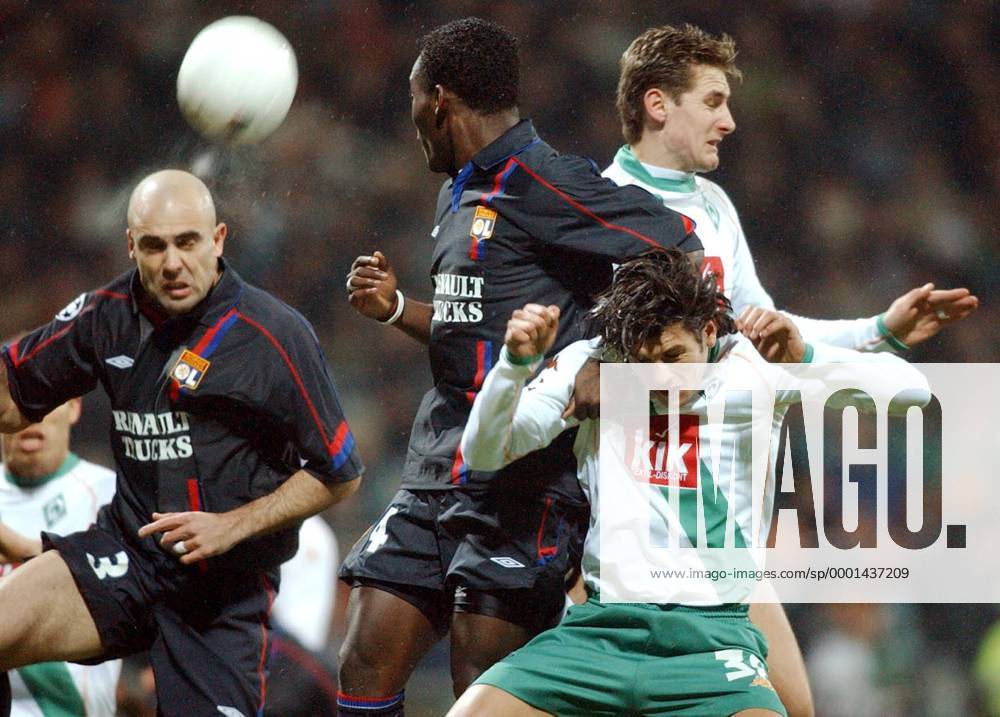 Cris (li.) und Mickael Essien (beide Lyon, 2.v.li.) gegen Nelson Haedo Valdez (2.v.re.) und Miroslav Klose (beide Bremen) Fußball EC 1 Herren Champions League 2004 2005, SV Werder Bremen - Olympique Lyonnais 0:3, OL, Vdig Gruppe Bremen Dynamik,