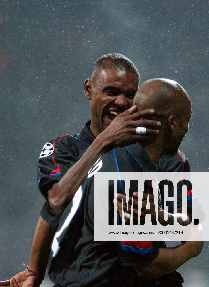 Lamine Diatta (li.) und Sylvain Wiltord (beide Lyon) - Torjubel Fußball EC 1 Herren Champions League 2004 2005, Olympique Lyonnais, OL, Vdig Gruppe Bremen Freude,