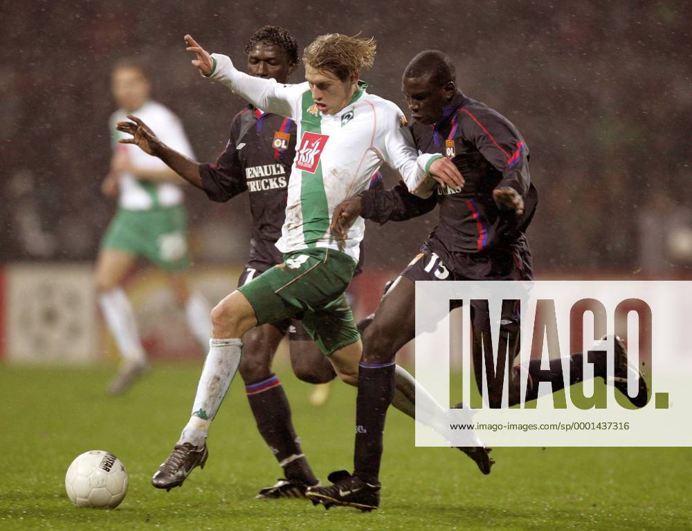 Aaron Hunt (Bremen, Mitte) gegen Lamine Diatta (re.) und Mahamadou Diarra (beide Lyon) Fußball EC 1 Herren Champions League 2004 2005, SV Werder Bremen - Olympique Lyonnais 0:3, OL, Vdig Gruppe Bremen Dynamik,