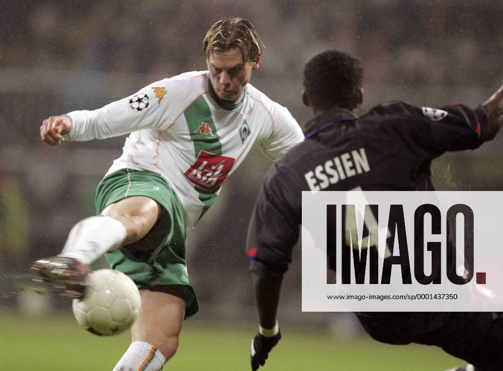 Tim Borowski (Bremen, li.) gegen Mickael Essien (Lyon) Fußball EC 1 Herren Champions League 2004 2005, SV Werder Bremen - Olympique Lyonnais 0:3, OL, Vdig Gruppe Bremen Dynamik,