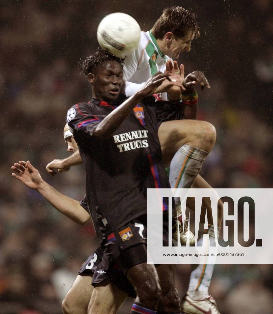 Mahamadou Diarra (Lyon, li.) gegen Miroslav Klose (Bremen) Fußball EC 1 Herren Champions League 2004 2005, SV Werder Bremen - Olympique Lyonnais 0:3, OL, Vdig Gruppe Bremen Dynamik,