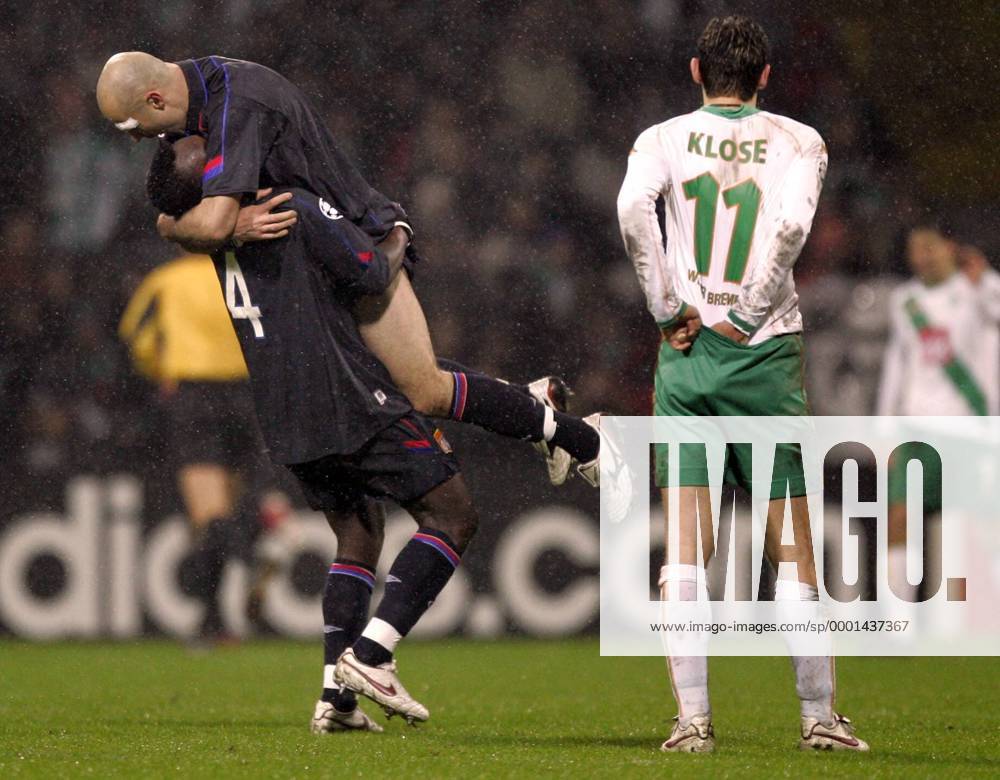 Mickael Essien (li.) und Cris (beide Lyon, 2.v.li.) - Torjubel, Miroslav Klose (Bremen) nutz die Zeit um sein Trikot in die Hose zu stecken Fußball EC 1 Herren Champions League 2004 2005, SV Werder Bremen - Olympique Lyonnais 0:3, OL, Vdig Gruppe , Saisonhighlight Bremen Freude,