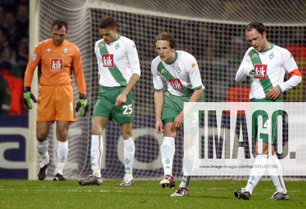 Enttäuschte Bremer, v.re.: Fabian Ernst, Petri Pasanen, Valerien Ismael und Torwart Andreas Reinke (alle Bremen) Fußball EC 1 Herren Champions League 2004 2005, SV Werder Bremen, Vdig Gruppe Bremen Enttäuschung,