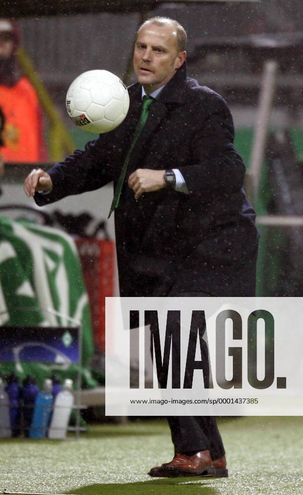 Trainer Thomas Schaaf (Bremen) bringt den Ball zurück ins Spiel Fußball EC 1 Herren Champions League 2004 2005, SV Werder Bremen, Vdig Einzelbild Bremen