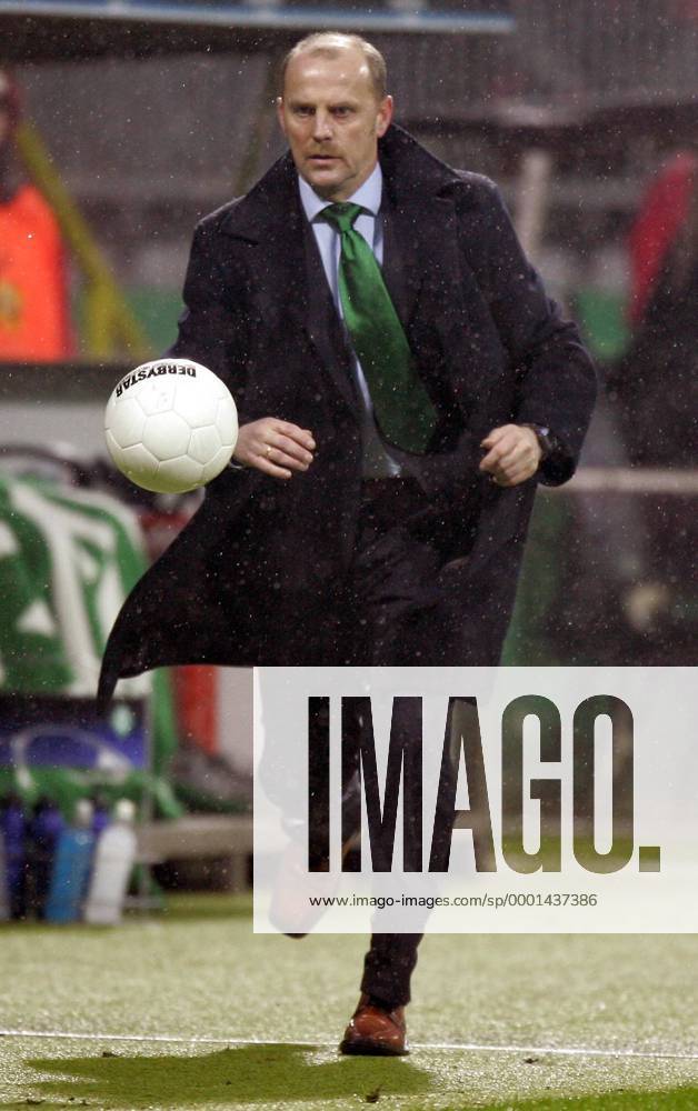 Trainer Thomas Schaaf (Bremen) bringt den Ball zurück ins Spiel Fußball EC 1 Herren Champions League 2004 2005, SV Werder Bremen, Vdig Einzelbild Bremen