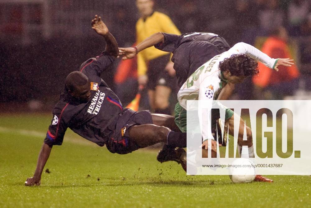 Nelson Haedo Valdez (Bremen, re.) gegen Lamine Diatta (Lyon) Fußball EC 1 Herren Champions League 2004 2005, SV Werder Bremen - Olympique Lyonnais 0:3, Vdig, OL Gruppe Bremen Dynamik, Kampf,