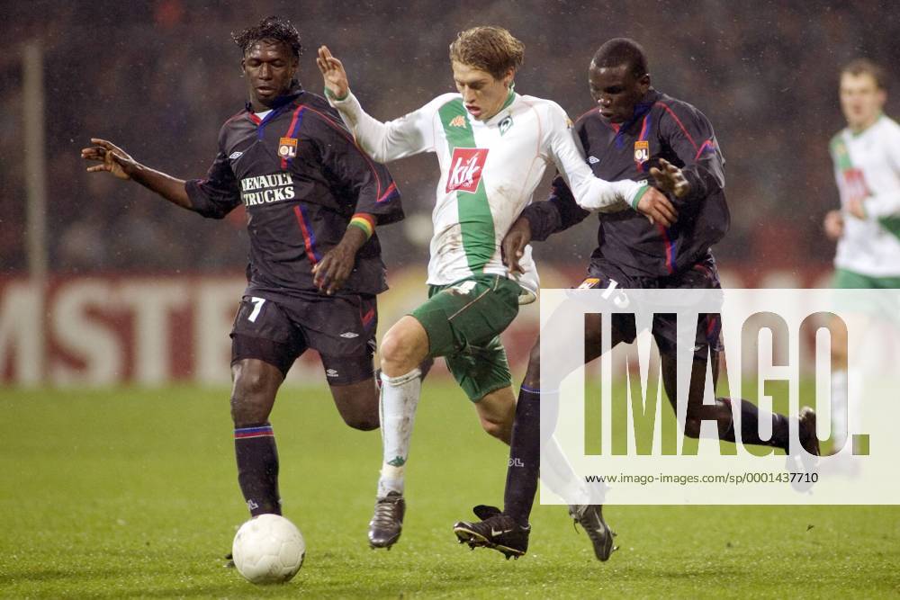 Aaron Hunt (Bremen, Mitte) gegen Lamine Diatta (re.) und Mahamadou Diarra (beide Lyon) Fußball EC 1 Herren Champions League 2004 2005, SV Werder Bremen - Olympique Lyonnais 0:3, Vdig, OL Gruppe Bremen Dynamik,