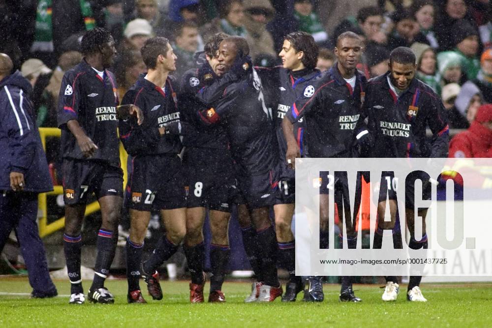 Torjubel Lyon, v. li.: Mahamadou Diarra, Jeremy Clement, Juninho, Sidney Govou, Nilmar, Eric Abidal und Florent Malouda Fußball EC 1 Herren Champions League 2004 2005, Olympique Lyonnais, Vdig, OL, Gruppe Bremen Freude,