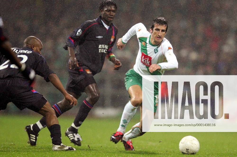 Johan Micoud (Bremen, re.) vorbei an Mahamadou Diarra (Lyon) Fußball EC 1 Herren Champions League 2004 2005, Achtelfinale, SV Werder Bremen - Olympique Lyonnais 0:3, OL Gruppe pan8365 Bremen Dynamik,