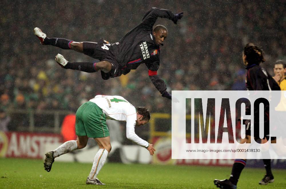 Sidney Govou (Lyon) mit einer Flugeinlage über Fabian Ernst (Bremen) hinweg Fußball EC 1 Herren Champions League 2004 2005, Achtelfinale, SV Werder Bremen - Olympique Lyonnais 0:3, OL Gruppe pan8365 Bremen Dynamik, Höhe