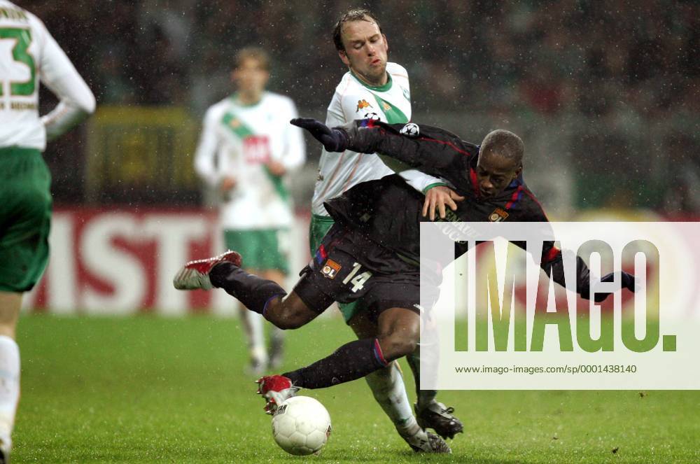 Sidney Govou (Lyon, vorn) wird von Fabian Ernst (Bremen) zu Fall gebracht Fußball EC 1 Herren Champions League 2004 2005, Achtelfinale, SV Werder Bremen - Olympique Lyonnais 0:3, OL Gruppe pan8365 Bremen Dynamik,