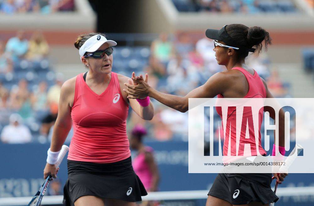 TENNIS - WTA, US Open 2013 NEW YORK CITY,NEW YORK,USA,31.AUG.13 - TENNIS - WTA Tennis Damen Tour, US Open 2013, Grand Slam, Flushing Meadows, Doppel. Bild zeigt Abigail Spears (USA) und Raquel Kops Jones (USA).