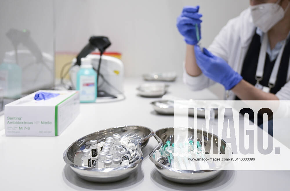 DEUTSCHLAND, Hamburg, Corona Pandemie, Einwegspritze mit Cominaty, der Biontech Pfizer Impfstoff gegen Covid-19 Hamburg Germany