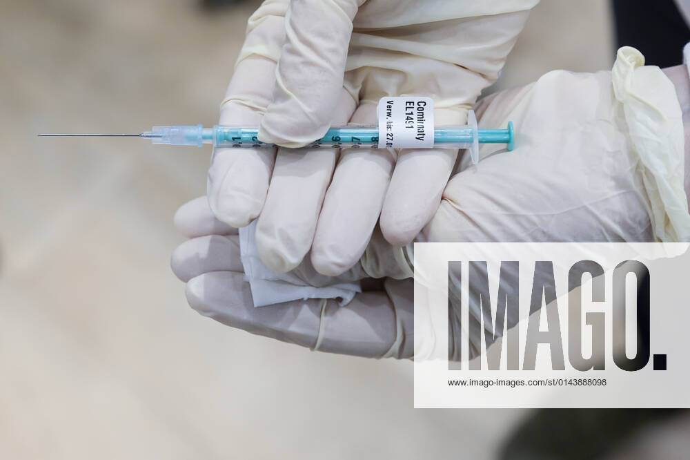 DEUTSCHLAND, Hamburg, Corona Pandemie, Einwegspritze mit Cominaty, der Biontech Pfizer Impfstoff gegen Covid-19 Hamburg Germany