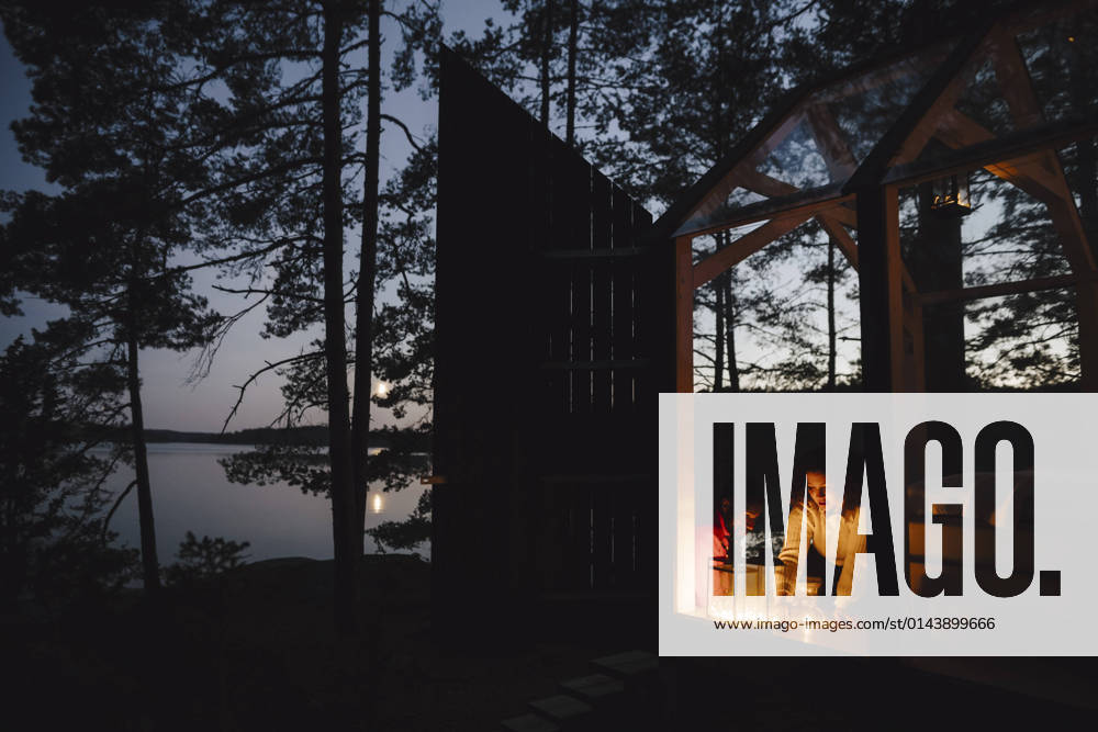IMAGO Creative, Jahreszeit Sommer, Sommerferien Couple looking at candles in cottage Sweden, Dalsland, model released, property released