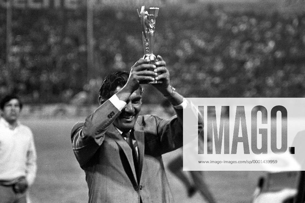 Antonio Carbajal (Mexiko) darf den Coupe Jules Rimet präsentieren - die Torwartlegende hat an insgesamt fünf WM Endturnieren teilgenommen Fußball Länderspiel Herren Länderspiel 1970, Nationalmannschaft, Nationalteam, Teilnahmen, Torwarttrainer Einzelbild Mexico City Freude,