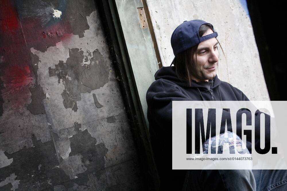 IMAGO Creative: Gesellschaft, Armut Man Sitting In Worn Out Clothing