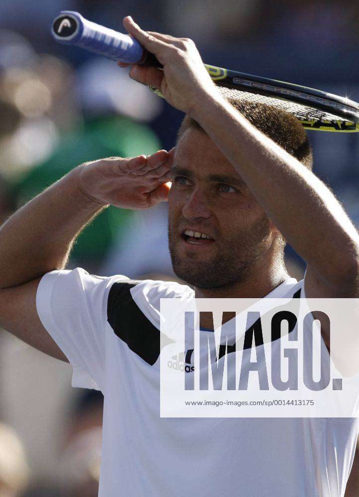NEW YORK, Sept. 3, 2013 (Xinhua) -- Mikhail Youzhny of Russia greets the spectators after his men s singles fourth round match at the 2013 US Open tennis championships in New York, the United States, on Sept. 3, 2013.