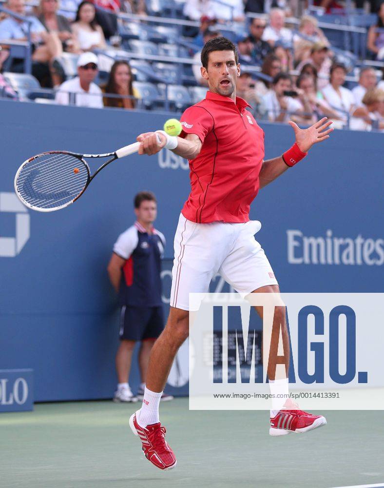 US Open 2013, USTA Billie Jean King National Tennis Center, Flushing Meadows, New York, ITF Grand Slam Tennis Tournament . Novak Djokovic (SRB),Aktion,Einzelbild, Ganzkoerper,Hochformat
