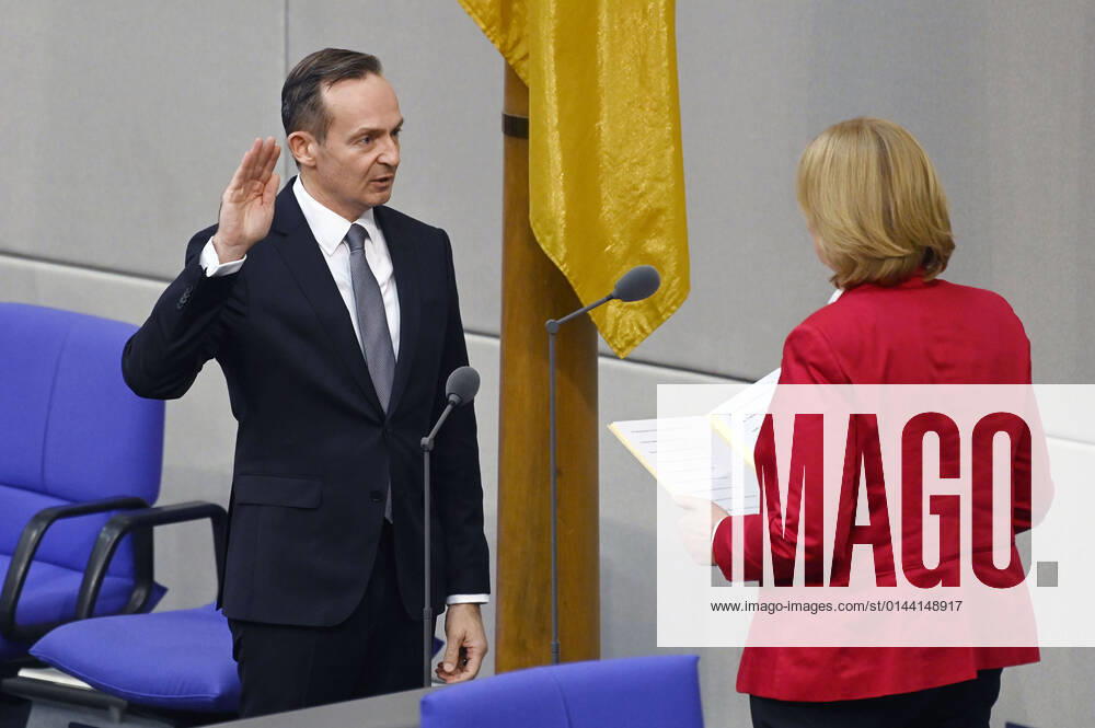 Volker Wissing, Federal Minister for Digital Affairs and Transport, and Bärbel Bas taking the oath of office at the 5 session of the German Bundestag in the Reichstag building Berlin, 07 12 2021 Foto:xF.xFuturexImage