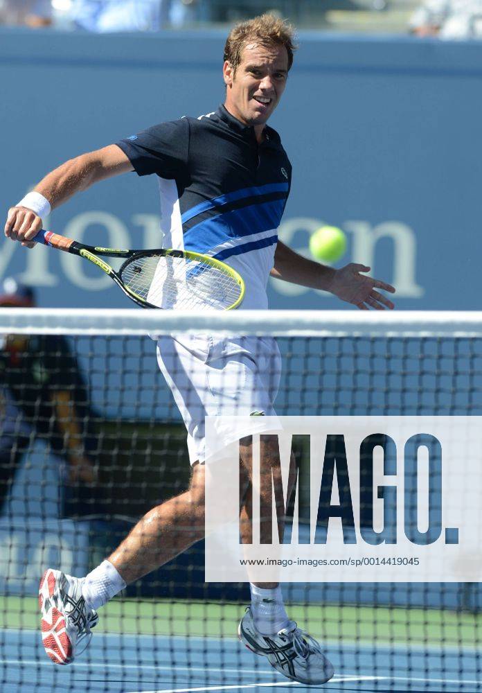 NEW YORK, Sept. 4, 2013 -- Richard Gasquet of France returns a shot during his men s singles quarterfinal match during the U.S. Open tennis championships in New York, the United States