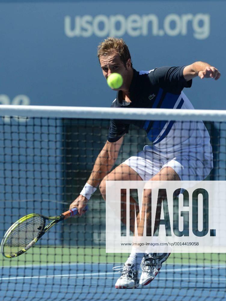 NEW YORK, Sept. 4, 2013 -- Richard Gasquet of France returns a shot during his men s singles quarterfinal match during the U.S. Open tennis championships in New York, the United States
