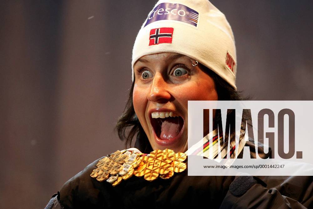Weltmeisterin Marit Björgen (Norwegen) kann den Medaillenregen selbst noch nicht fassen - Gold im Teamsprint, in der 4x5km Staffel und über 30km; Silber in der Doppelverfolgung und Bronze über 10km Nordischer Skilauf WM Damen Nordische Ski Weltmeisterschaft 2005, Nordisch, Skisport, Langlauf, Skilanglauf Porträt Oberstdorf Freude, Begeisterung,